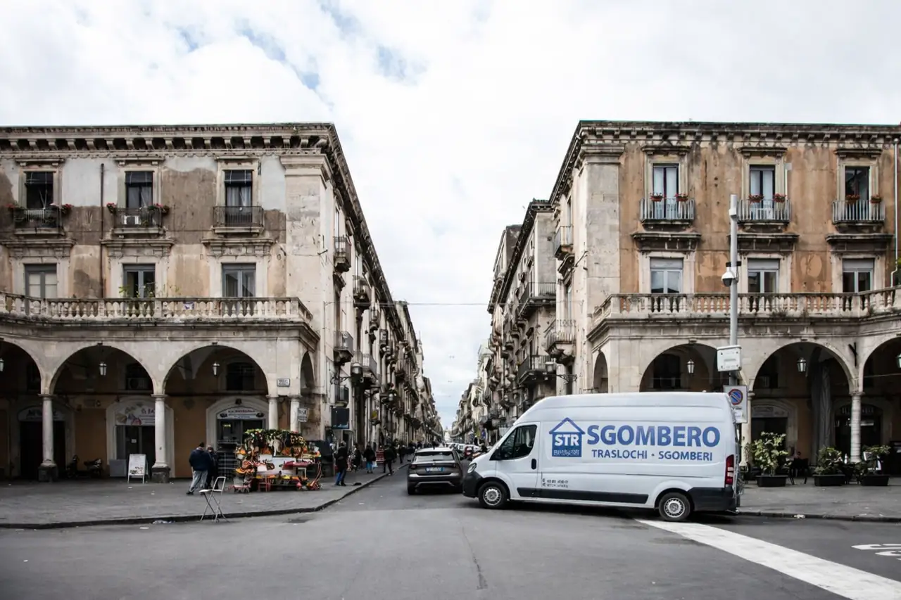 Furgone STR Sgomberi nel centro di Catania